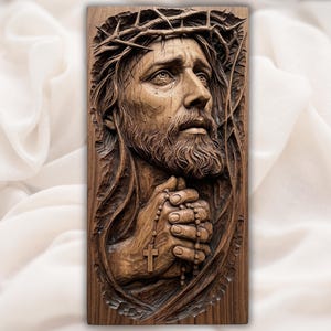 Puede incluir: Tallado en madera detallado de un hombre con barba, que lleva una corona de espinas y sostiene un rosario. El tallado tiene forma rectangular y presenta detalles intrincados, con un enfoque en el rostro y las manos del hombre. La madera tiene un tono marrón cálido.