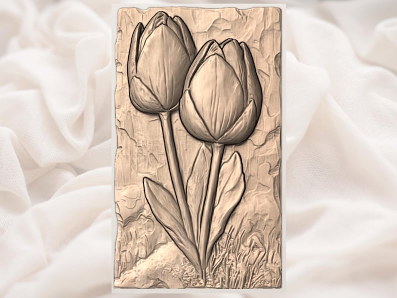 Op de afbeelding: Een sepia-kleurig reli&euml;fsculptuur met twee tulpen in volle bloei. De rechthoekige vorm en de getextureerde achtergrond benadrukken de details van de bloemblaadjes en stelen. Het kunstwerk roept de natuur en het bloementhema op, ideaal voor interieurdecoratie.