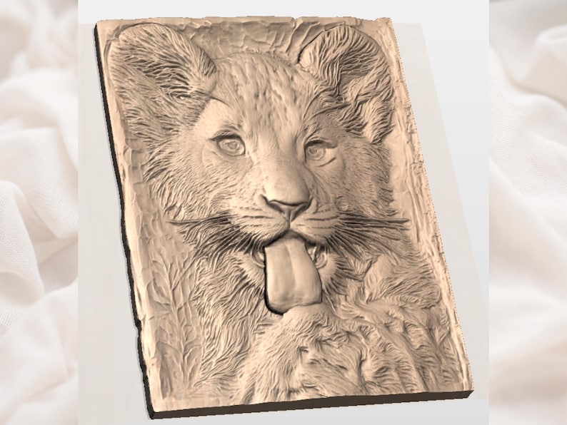 Puede incluir: Escultura en relieve rectangular de un cachorro de le&oacute;n sacando la lengua. La escultura es de color marr&oacute;n claro y tiene texturas detalladas, incluyendo pelaje y rasgos faciales. Los ojos del cachorro est&aacute;n abiertos y sus orejas levantadas.