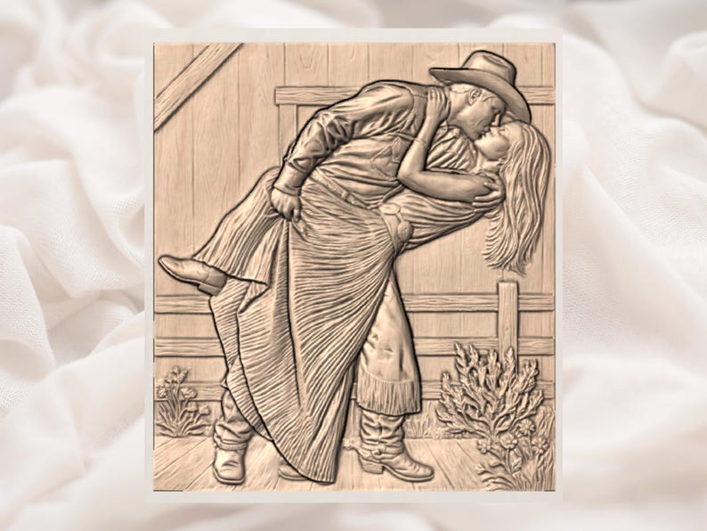 Puede incluir: Un relieve de madera representa a un vaquero y una mujer en un abrazo rom&aacute;ntico. El vaquero, con sombrero y botas, se inclina para besar a la mujer, que lleva un vestido largo. El fondo incluye una valla de madera y un edificio r&uacute;stico.