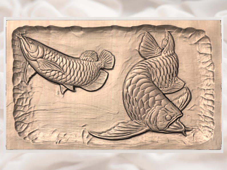 Pode incluir: Uma escultura retangular em madeira com duas representa&ccedil;&otilde;es detalhadas de peixes. Um peixe est&aacute; posicionado horizontalmente, enquanto o outro est&aacute; curvado, com a cabe&ccedil;a perto da cauda. A escultura &eacute; em tons de castanho.