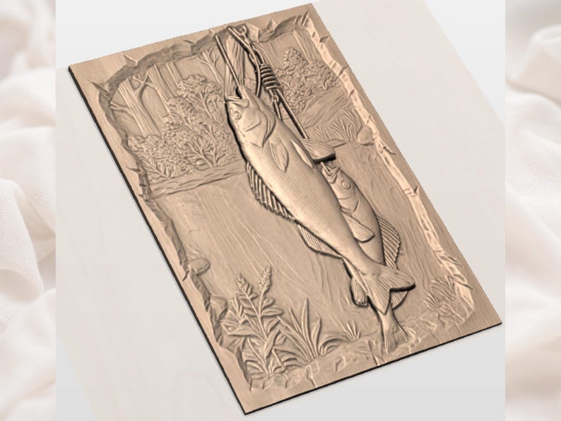 Puede incluir: Talla de madera rectangular que representa un pez atrapado en una l&iacute;nea de pesca, con otro pez m&aacute;s peque&ntilde;o al lado. El fondo muestra una escena de r&iacute;o con &aacute;rboles y follaje, todo tallado en relieve. La madera es de color marr&oacute;n claro natural.