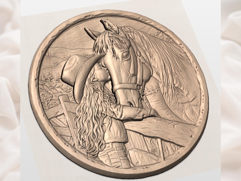 Pu&ograve; includere: Scultura a rilievo circolare raffigurante una persona con un cappello da cowboy che abbraccia un cavallo. L'opera d'arte dettagliata mostra i lunghi capelli e l'abbigliamento della persona, con la criniera e la briglia del cavallo chiaramente visibili. Lo sfondo include una recinzione e un paesaggio.