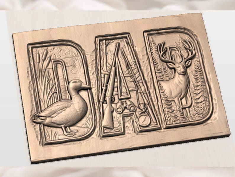 Op de afbeelding: Een houten plaquette met het woord "DAD" erin gegraveerd. De letter "D" toont een eend en riet, "A" jachtgeweren en een verrekijker, en "D" een hert in een bos. De plaquette heeft een lichtbruine kleur.