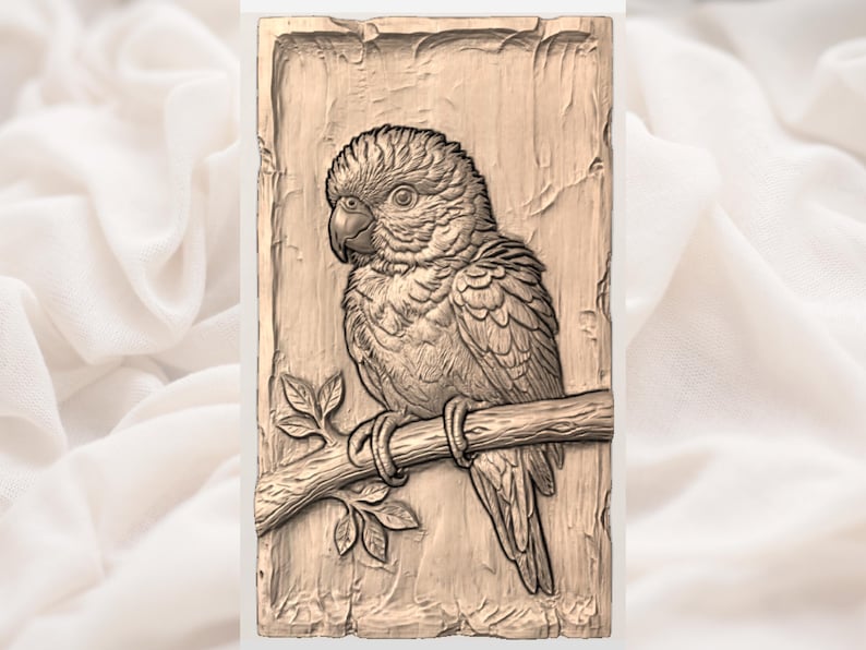 Puede incluir: Tallado en relieve detallado de un loro posado en una rama, sobre un fondo texturizado. El ave est&aacute; representada con intrincados detalles de plumas y un pico curvo. La obra de arte es en tonos marrones y beige.