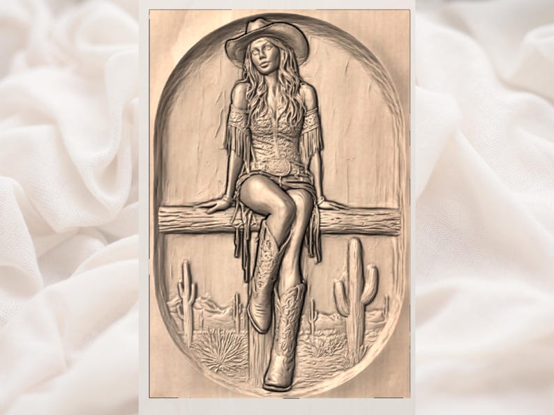 Puede incluir: Tallado en relieve detallado de una mujer con sombrero y botas de vaquero, sentada en una viga de madera. La obra de arte presenta un paisaje des&eacute;rtico con cactus. El atuendo de la mujer incluye flecos y un cintur&oacute;n. El tallado es en tonos marrones.