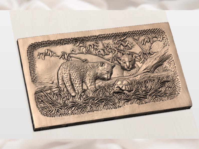 Pu&ograve; includere: Un rilievo rettangolare color bronzo raffigurante una scena naturalistica. Presenta due leopardi, una tartaruga e del fogliame. L'intaglio &egrave; dettagliato, con trame che suggeriscono pelliccia, foglie ed erba. Il tema generale &egrave; la natura e la fauna selvatica.