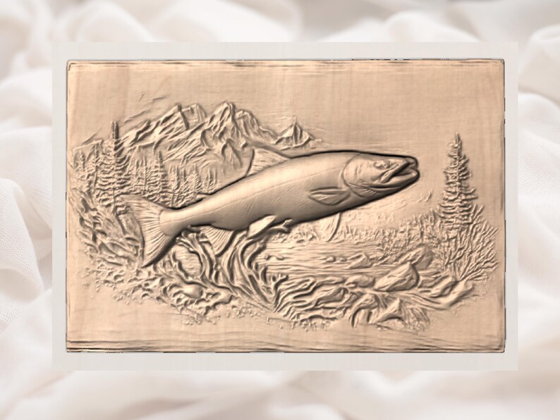 Puede incluir: Talla en relieve de madera rectangular que representa un pez nadando en una escena de r&iacute;o con monta&ntilde;as y &aacute;rboles al fondo. El pez es el punto focal, con escamas y aletas detalladas. La talla es de color marr&oacute;n.