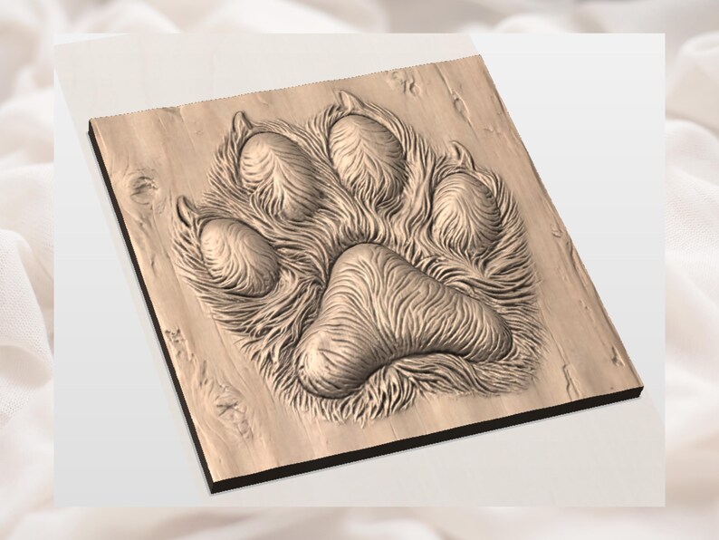 Puede incluir: Una detallada talla de madera de una huella de pata de oso. La huella est&aacute; en relieve y texturizada, con almohadillas individuales y marcas de garras visibles. La madera tiene un color marr&oacute;n claro natural y una veta visible.