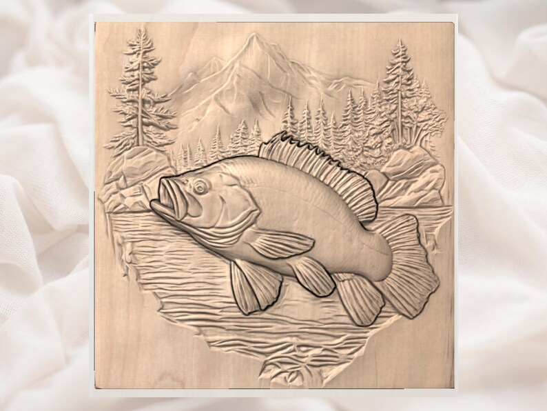 Peut inclure: Une sculpture en bois d&eacute;taill&eacute;e d'un poisson, probablement un bar, sur fond de montagnes, d'arbres et d'eau. La sculpture en relief est dans un ton de bois naturel, mettant en valeur la texture et la profondeur du design. L'&oelig;uvre est carr&eacute;e.