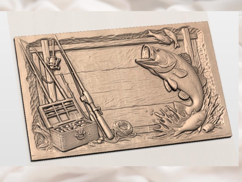 Peut inclure: Sculpture en relief en bois d&eacute;taill&eacute;e repr&eacute;sentant une sc&egrave;ne de p&ecirc;che. L'&oelig;uvre pr&eacute;sente un achigan &agrave; grande bouche avec la bouche ouverte, des cannes &agrave; p&ecirc;che, une bo&icirc;te &agrave; p&ecirc;che et d'autres poissons. Le fond a une texture de grain de bois, et la couleur g&eacute;n&eacute;rale est marron clair.