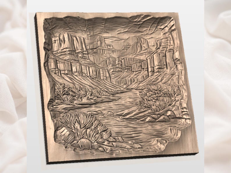 K&ouml;nnte beinhalten: Detaillierte Holzreliefschnitzerei, die eine Canyonlandschaft mit Fluss, Klippen und Vegetation darstellt. Das Kunstwerk ist in eine rechteckige Holztafel geschnitzt und zeigt die nat&uuml;rliche Sch&ouml;nheit des Canyons.