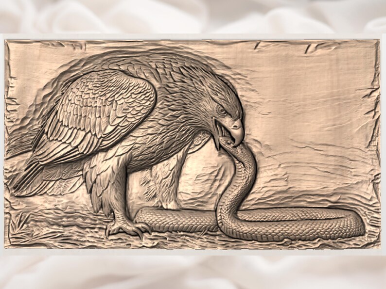 Puede incluir: Una talla en relieve detallada representa un &aacute;guila atacando a una serpiente. El &aacute;guila, con sus alas parcialmente extendidas, est&aacute; representada en tonos marrones, con intrincados detalles de plumas. La serpiente est&aacute; enrollada, con su cuerpo y cabeza en la garra del &aacute;guila. El fondo es texturizado, neutro.