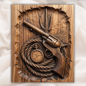 Puede incluir: Una detallada talla de madera que representa un revólver antiguo, un reloj de bolsillo y una cuerda enrollada, sobre un paisaje desértico con un cactus. La obra de arte está enmarcada por un borde de madera texturizada, mostrando un tema rústico del Oeste.