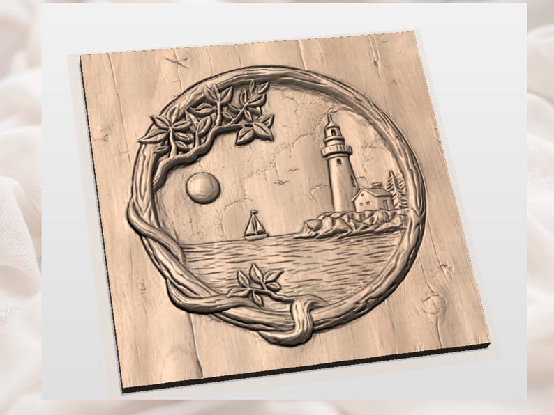 K&ouml;nnte beinhalten: Holzreliefschnitzerei, die eine K&uuml;stenlandschaft darstellt. Das Design zeigt einen Leuchtturm, ein Segelboot und eine Sonne in einem kreisf&ouml;rmigen Rahmen, umgeben von einem Ast mit Bl&auml;ttern. Der Hintergrund ist hellbraunes Holz.