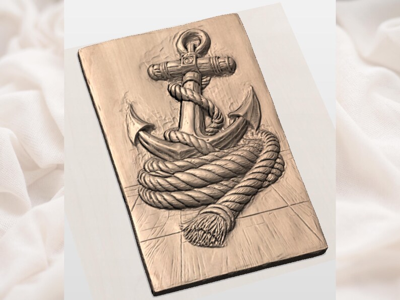Pode incluir: Placa retangular de madeira com uma escultura em relevo detalhada de uma &acirc;ncora e uma corda enrolada. A &acirc;ncora est&aacute; posicionada centralmente, com a corda enrolada intrincadamente ao redor. A escultura &eacute; em tons de castanho.