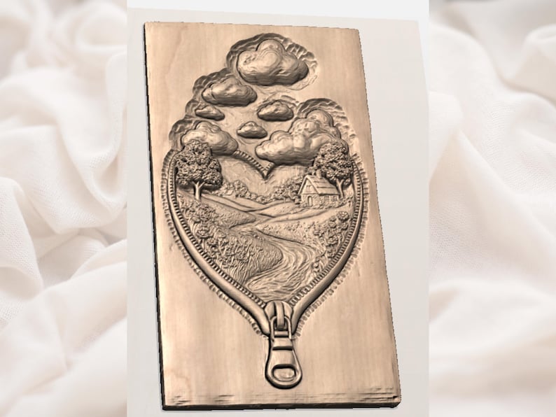 Puede incluir: Placa rectangular de madera con una escena de paisaje tallada. La escena est&aacute; enmarcada por una cremallera, que revela un paisaje con una casa, &aacute;rboles, nubes y un camino sinuoso. La madera tiene un tono c&aacute;lido y natural.