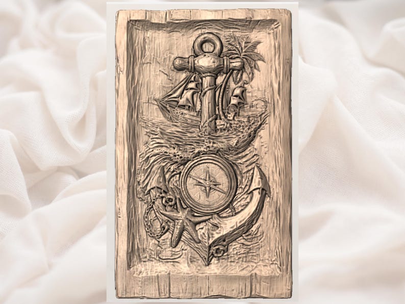 K&ouml;nnte beinhalten: Rechteckige Holzplakette mit nautischem Thema. Die Plakette zeigt einen Anker, einen Kompass, einen Seestern und ein Segelboot. Das Design ist als Relief geschnitzt, mit einem verwitterten, strukturierten Aussehen. Die Farbe ist ein warmer, nat&uuml;rlicher Holzton.