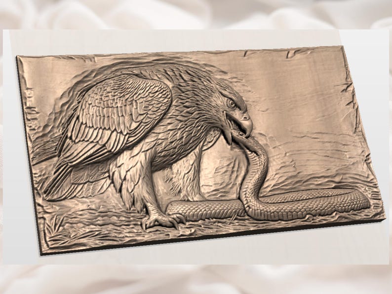 Puede incluir: Un detallado relieve muestra un &aacute;guila atacando a una serpiente. El &aacute;guila, con sus alas parcialmente extendidas, est&aacute; representada en tonos marrones. La serpiente est&aacute; enrollada y es agarrada por el pico del &aacute;guila. La obra de arte est&aacute; montada sobre una placa de madera rectangular.