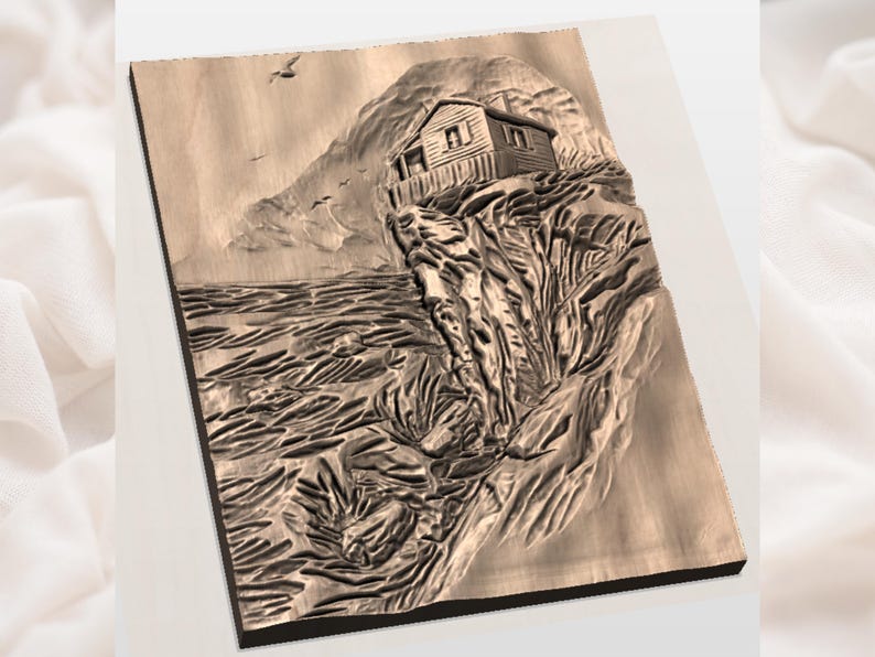 K&ouml;nnte beinhalten: Ein Holzreliefschnitzerei, die eine K&uuml;stenszene darstellt. Ein kleines Haus thront auf einer Klippe mit Blick auf das Meer. Die Schnitzerei ist detailliert und zeigt Wellen, V&ouml;gel und die Textur des Holzes.