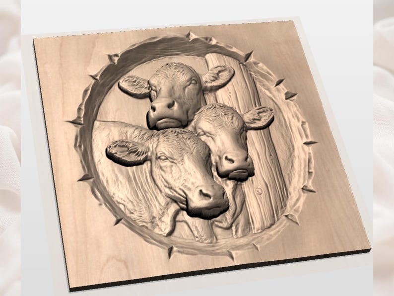 Puede incluir: Talla de madera que presenta tres cabezas de vaca dentro de un marco circular. La escultura en relieve es de color marr&oacute;n claro, con texturas detalladas y una est&eacute;tica r&uacute;stica. La obra de arte est&aacute; montada sobre un panel de madera cuadrado.