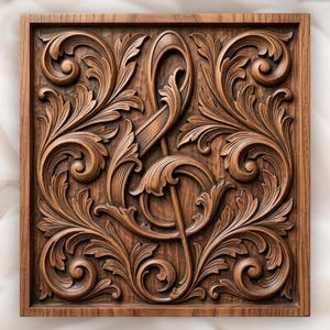 Puede incluir: Un panel de pared cuadrado de madera con una talla en relieve profundo de una clave de sol integrada en un patrón denso de hojas de acanto en espiral. La veta de la madera marrón oscura es visible en todo el diseño floral simétrico.