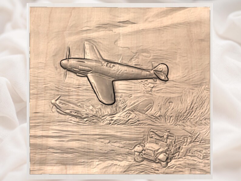 K&ouml;nnte beinhalten: Eine Holzreliefschnitzerei, die ein Vintage-Flugzeug im Flug zeigt, mit einem zweiten Flugzeug und einem Milit&auml;rfahrzeug darunter. Das Kunstwerk ist in Braun- und Beiget&ouml;nen gehalten, mit detaillierten Texturen und Schatten.
