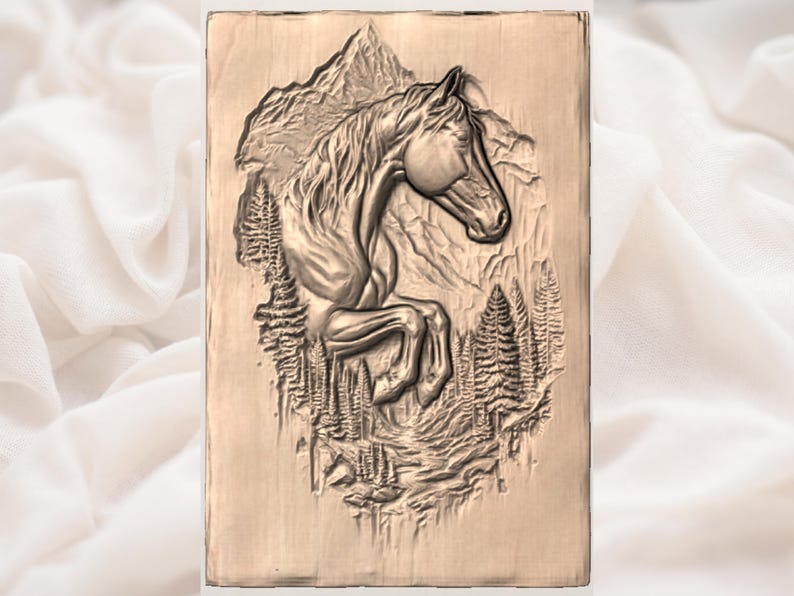 Puede incluir: Escultura rectangular de madera que representa un caballo en un paisaje monta&ntilde;oso. El caballo se muestra de perfil, con una melena fluida y las patas delanteras levantadas. El fondo incluye monta&ntilde;as y &aacute;rboles, todo tallado en relieve.