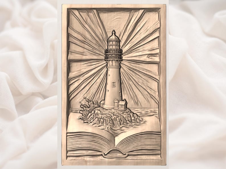 Puede incluir: Un detallado relieve de un faro en una isla rocosa, con rayos de luz radiantes. El faro se encuentra sobre un fondo de un libro abierto. La obra de arte est&aacute; enmarcada en un borde rectangular, mostrando un tema n&aacute;utico.