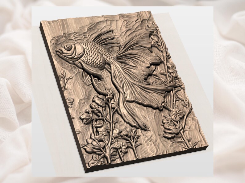 Pu&ograve; includere: Un'intagliatura in rilievo in legno dettagliata di un pesce rosso che nuota tra piante acquatiche. L'opera d'arte &egrave; resa in tonalit&agrave; di marrone e presenta trame intricate e dettagli raffinati, creando un effetto tridimensionale.