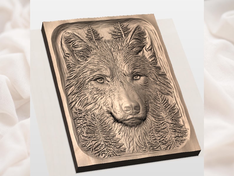 Op de afbeelding: Een rechthoekig houten beeldhouwwerk met een gedetailleerd reli&euml;f van een wolfskop, omringd door gestileerde dennenbomen. De vacht en gezichtskenmerken van de wolf zijn ingewikkeld gesneden, waardoor een driedimensionaal effect ontstaat. Het beeldhouwwerk heeft een warme, natuurlijke houttint.