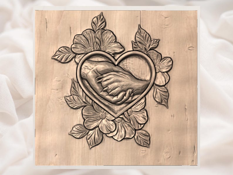 Pu&ograve; includere: Intaglio in legno raffigurante un cuore con mani intrecciate all'interno, circondato da motivi floreali e fogliari. L'opera d'arte &egrave; nei toni del marrone e beige, con venature del legno visibili.