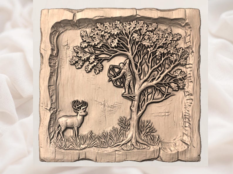 Pode incluir: Uma escultura em relevo detalhada retrata uma cena de ca&ccedil;a. Um veado est&aacute; em primeiro plano, de frente para uma &aacute;rvore onde um ca&ccedil;ador est&aacute; posicionado. A escultura est&aacute; em uma moldura quadrada com uma apar&ecirc;ncia texturizada semelhante &agrave; madeira.