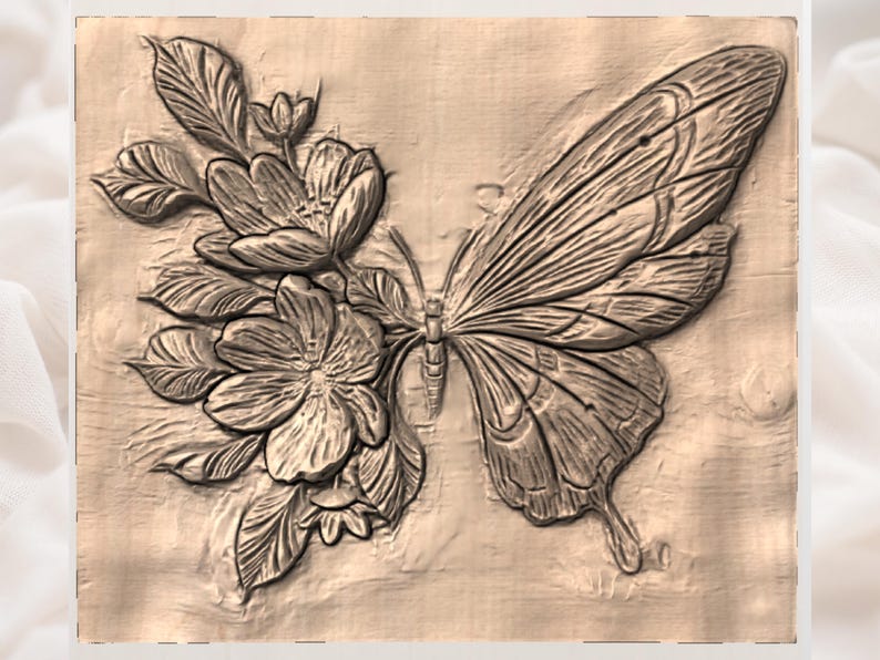 Puede incluir: Un detallado relieve tallado de una mariposa y flores. La mariposa, con intrincados patrones en las alas, se sit&uacute;a junto a un grupo de flores y hojas estilizadas. La obra de arte est&aacute; representada en un tono c&aacute;lido y neutro, sugiriendo madera natural o piedra.