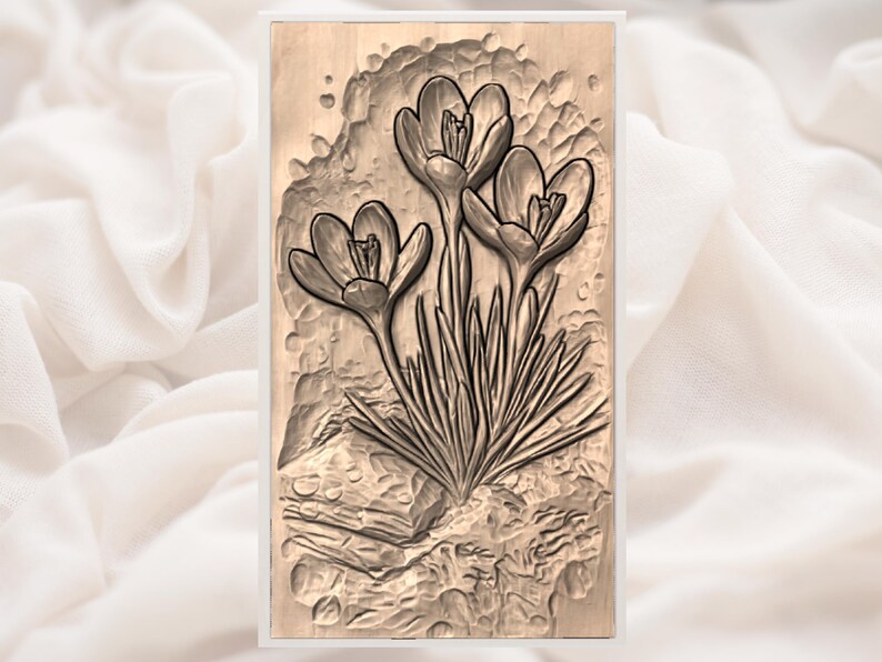 Pu&ograve; includere: Targa rettangolare in legno con un rilievo scolpito di tre fiori di croco. I fiori sono in piena fioritura con petali e stami dettagliati. Lo sfondo ha un aspetto strutturato e organico, e il colore generale &egrave; una calda tonalit&agrave; di legno naturale.