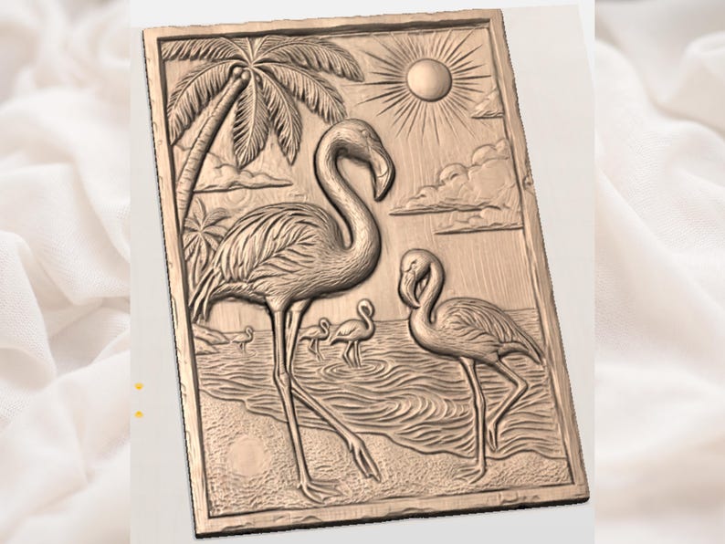 Op de afbeelding: Een bronzen reli&euml;fsnijwerk dat een tropische sc&egrave;ne uitbeeldt met twee flamingo's, palmbomen en een zon. Het kunstwerk toont de vogels in ondiep water.