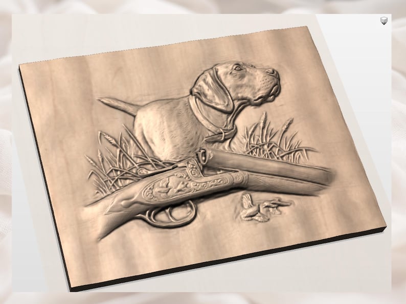 Op de afbeelding: Houten reli&euml;fsnijwerk met een jachthond, een dubbelloopsgeweer en een vogel. De hond is in profiel afgebeeld, met gedetailleerde vacht en een halsband. Het geweer is ingewikkeld gesneden met decoratieve elementen. Het thema is jagen.