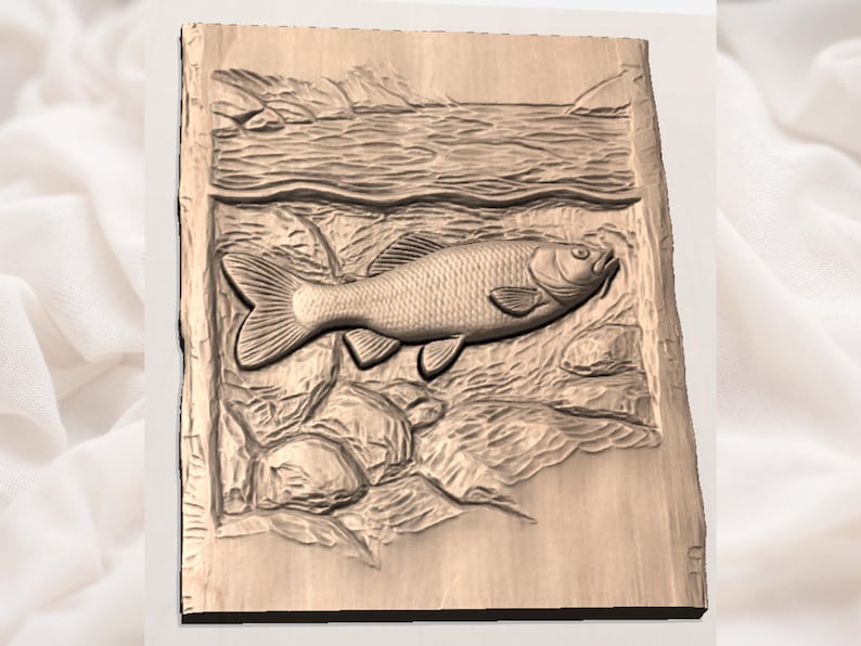 Puede incluir: Un relieve de madera tallado de un pez en una escena de r&iacute;o. El pez es el punto focal, con escamas y aletas detalladas. El fondo representa agua, rocas y una orilla, todo tallado en la madera. La talla es rectangular.