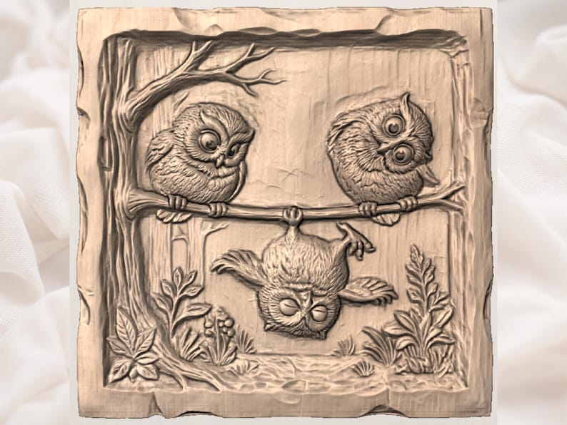Puede incluir: Un relieve de madera con tres b&uacute;hos. Dos b&uacute;hos est&aacute;n posados en una rama, mientras que el tercero cuelga boca abajo. La obra de arte incluye tallas detalladas de hojas, ramas y un fondo texturizado, creando una escena r&uacute;stica con tem&aacute;tica de la naturaleza.