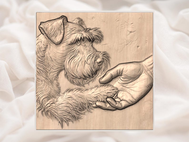 Puede incluir: Una detallada talla de madera representa la pata de un perro tocando una mano humana. El perro, con un hocico largo y pelaje hirsuto, est&aacute; representado en tonos marrones. La mano se extiende hacia la pata del perro, creando una escena conmovedora. La talla est&aacute; sobre un fondo marr&oacute;n claro.