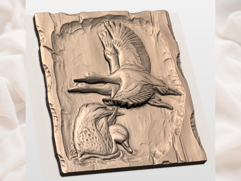 Peut inclure: Sculpture en relief en bois repr&eacute;sentant des canards en vol et au repos. L'&oelig;uvre d'art montre deux canards en plein vol avec les ailes d&eacute;ploy&eacute;es au-dessus de deux canards sur l'eau. Le relief est sculpt&eacute; dans du bois brun clair et a une esth&eacute;tique rustique et naturelle.