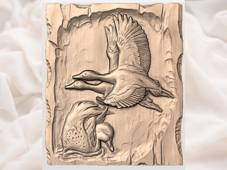 Peut inclure: Sculpture en relief en bois repr&eacute;sentant trois canards. Deux sont en vol, ailes d&eacute;ploy&eacute;es, et un est dans l'eau. La sculpture est dans des tons bruns et beiges, avec une finition textur&eacute;e.