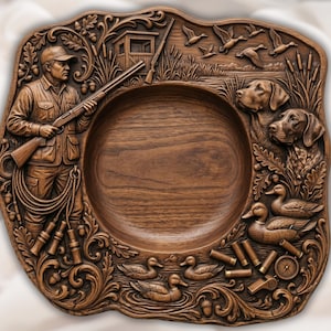 Pode incluir: Uma bandeja decorativa de madeira castanho-escura com entalhes em relevo de um caçador com espingarda, dois cães de caça, patos na água, um abrigo de caça, cartuchos e uma bússola, em torno de um centro circular liso.