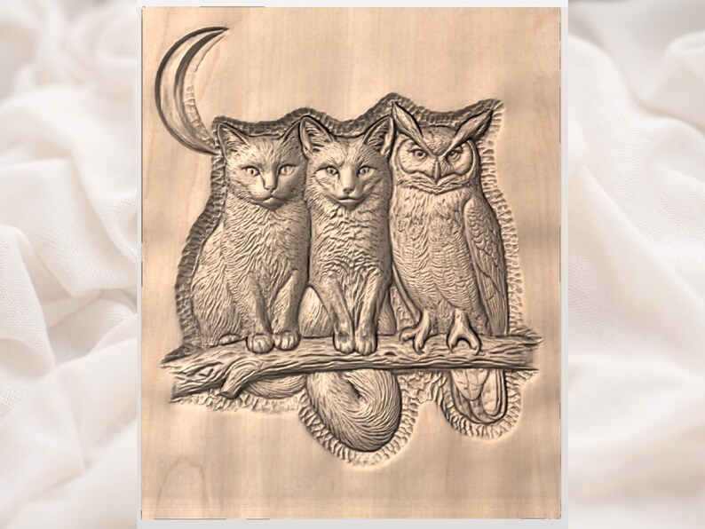 Pu&ograve; includere: Intaglio in legno raffigurante un gatto, una volpe e un gufo appollaiati su un ramo sotto una luna crescente. Gli animali sono finemente dettagliati, con pelliccia e piume strutturate. L'opera d'arte &egrave; nei toni del marrone e del beige.