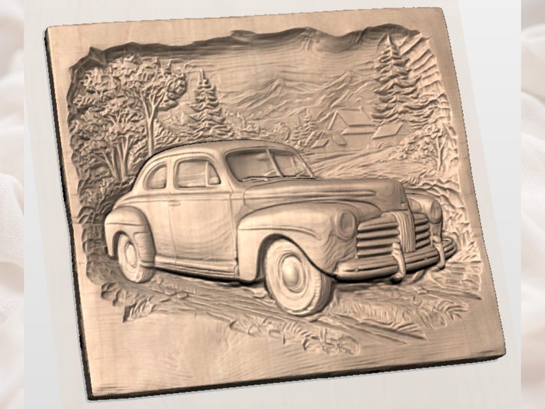 Puede incluir: Un relieve de madera tallado de un coche antiguo en un camino de tierra, con &aacute;rboles, monta&ntilde;as y una casa en el fondo. La obra de arte est&aacute; tallada en un panel de madera cuadrado, mostrando un paisaje detallado.