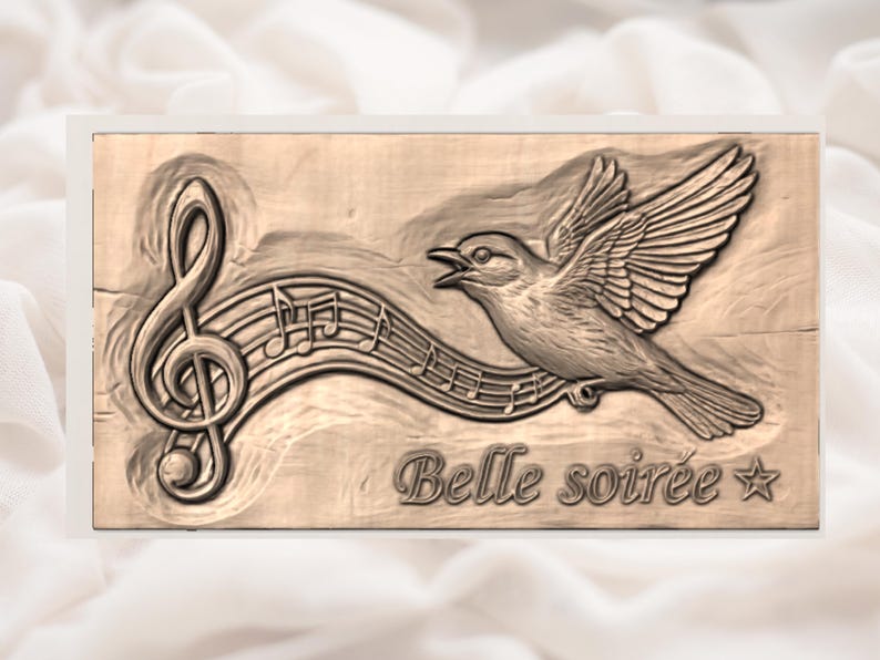 Puede incluir: Placa de madera con un dise&ntilde;o tallado que presenta un p&aacute;jaro en vuelo, notas musicales y una clave de sol. La frase "Belle soir&eacute;e" tambi&eacute;n est&aacute; tallada en la madera. La placa es de color marr&oacute;n claro.