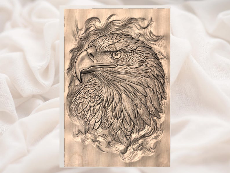 Peut inclure: Une sculpture en bois d&eacute;taill&eacute;e de la t&ecirc;te d'un aigle, mettant en valeur les d&eacute;tails complexes des plumes et du visage. L'aigle est repr&eacute;sent&eacute; de profil, avec un bec puissant et un regard intense. La sculpture est sur fond clair, soulignant le savoir-faire.
