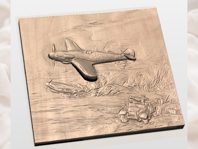 K&ouml;nnte beinhalten: Holzreliefschnitzerei, die ein Vintage-Flugzeug, ein kleineres Flugzeug und ein Milit&auml;rfahrzeug darstellt. Das Kunstwerk ist in eine quadratische Holztafel geschnitzt und zeigt eine detaillierte Szene mit historischem oder kriegsbezogenem Thema.