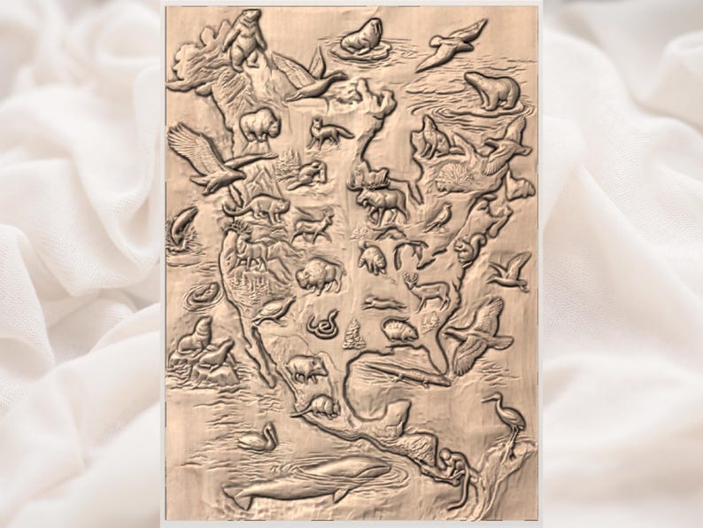 Peut inclure: Une sculpture en relief en bois repr&eacute;sentant une carte de l'Am&eacute;rique du Nord, orn&eacute;e de diverses figures d'animaux tels que des ours, des aigles, des bisons et des baleines. L'&oelig;uvre est dans un ton de bois chaud, mettant en valeur la faune diversifi&eacute;e du continent.