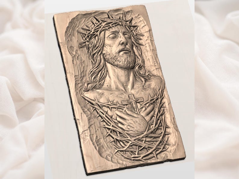 Puede incluir: Un tallado en relieve detallado de un hombre con cabello largo, barba y corona de espinas. El hombre sostiene una cruz y est&aacute; rodeado de espinas. El tallado est&aacute; sobre una placa de madera rectangular.